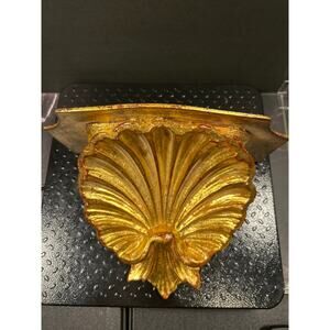 Italian Gilt small bracket shell motif